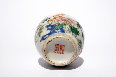 Een Chinese famille rose snuiffles, Qianlong merk, 19/20e eeuw