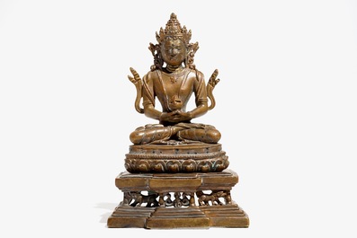 Un mod&egrave;le de Bouddha Amitayus sur tr&ocirc;ne en lotus en bronze sino-tib&eacute;tain, 19&egrave;me