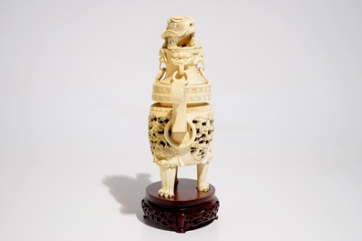 Un br&ucirc;le parfum &agrave; double parois en ivoire sculpt&eacute;, Chine, vers 1900