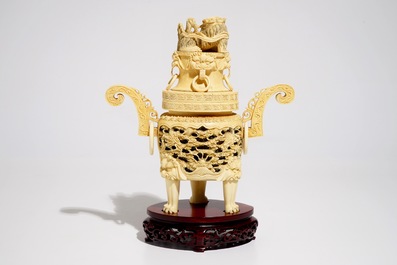 Un br&ucirc;le parfum &agrave; double parois en ivoire sculpt&eacute;, Chine, vers 1900