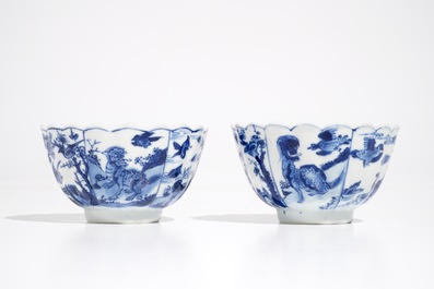 Une paire de tasses et soucoupes en porcelaine de Chine bleu et blanc aux qilins, marque yu, Kangxi,