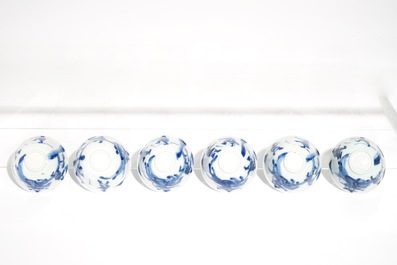 Six tasses et soucoupes en porcelaine de Chine bleu et blanc aux guerriers sur chevaux, Kangxi