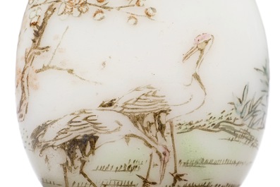 Une tabati&egrave;re en verre &agrave; d&eacute;cor de grues, Chine, marque de Qianlong, 19/20&egrave;me