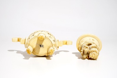 Un br&ucirc;le parfum &agrave; double parois en ivoire sculpt&eacute;, Chine, vers 1900