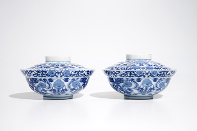 Une paire de bols couverts aux dragons en porcelaine de Chine bleu et blanc, 19&egrave;me