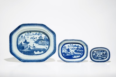Un service de 18 pi&egrave;ces en porcelaine de Chine bleu et blanc &agrave; d&eacute;cor de paysages, d&eacute;but du 19&egrave;me