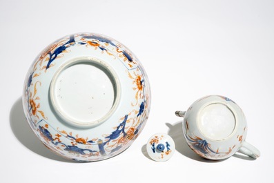 Une th&eacute;i&egrave;re en porcelaine de Chine verte-Imari et un bol de style Imari, Kangxi