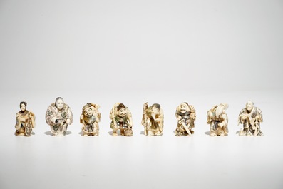Dix-huit netsuke en ivoire sculpt&eacute;, Chine et Japon, 19/20&egrave;me
