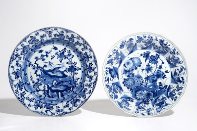 Deux plats en porcelaine de Chine bleu et blanc et une bo&icirc;te &agrave; th&eacute; de style Imari, Kangxi/Qianlong