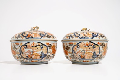 A pair of round Japanese Imari tureens and covers, Edo, early 18th C.