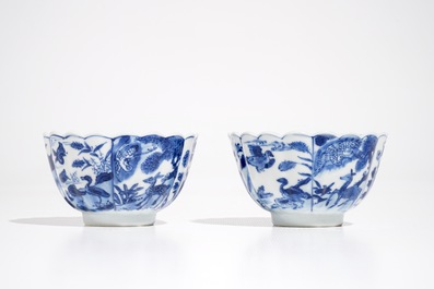 Een paar Chinese blauwwitte koppen en schotels met qilins, yu merk, Kangxi