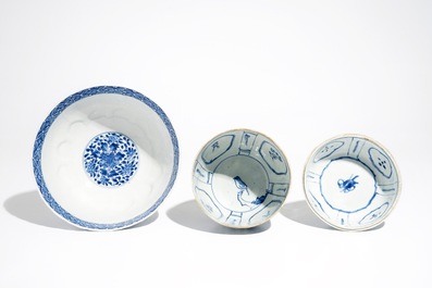 A Chinese blue and white kraak porcelain covered bowl, Wanli, and a floral bowl, Kangxi