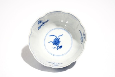 Een Chinese blauwwitte kop en schotel met lange lijzen, Kangxi