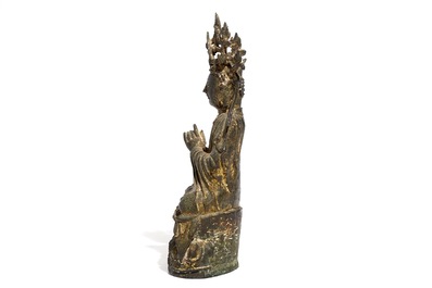 Een Chinese vergulde bronzen figuur van Guanyin met inscriptie en datering, Ming