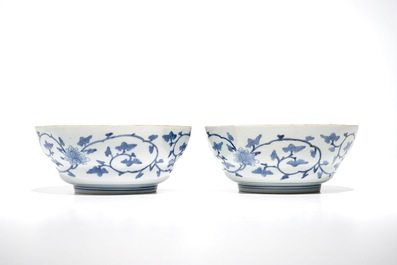 A pair of Japanese blue and white Kakiemon landscape bowls, Edo, 17th C.