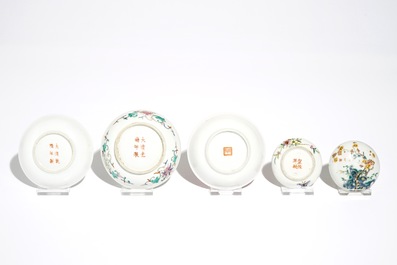 Trois tasses, deux soucoupes et une bo&icirc;te couverte en porcelaine de Chine famille rose, 19/20&egrave;me