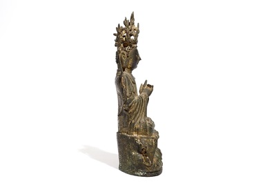 Un mod&egrave;le d'une Guanyin en bronze dor&eacute; dat&eacute; avec inscription, Ming