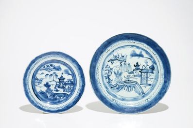 Un service de 18 pi&egrave;ces en porcelaine de Chine bleu et blanc &agrave; d&eacute;cor de paysages, d&eacute;but du 19&egrave;me