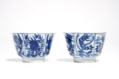 Une paire de tasses et soucoupes en porcelaine de Chine bleu et blanc aux crabes et poissons, Kangxi