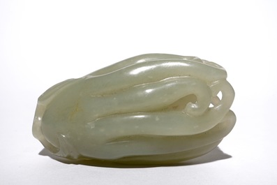 Een Chinees model van een Boeddha hand in lichte celadon jade, 19/20e eeuw