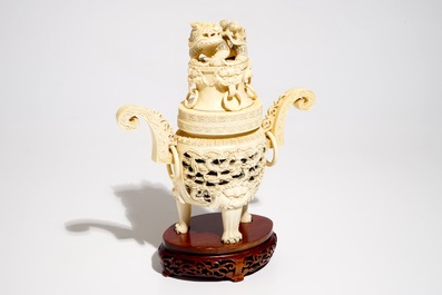 Un br&ucirc;le parfum &agrave; double parois en ivoire sculpt&eacute;, Chine, vers 1900