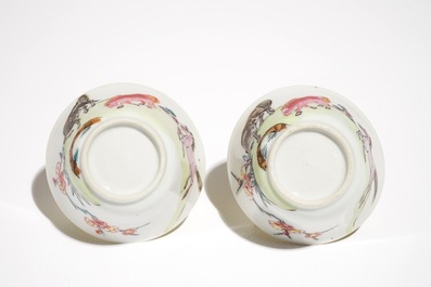 Une paire de tasses et soucoupes en porcelaine de Chine famille rose aux chevaux, Yongzheng/Qianlong