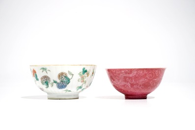 Trois tasses, deux soucoupes et une bo&icirc;te couverte en porcelaine de Chine famille rose, 19/20&egrave;me