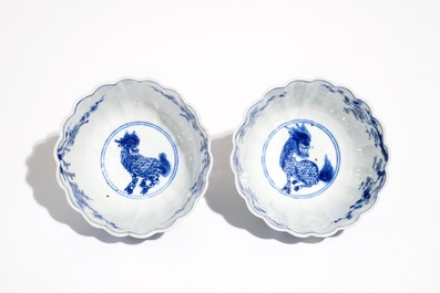 Une paire de tasses et soucoupes en porcelaine de Chine bleu et blanc aux qilins, marque yu, Kangxi,