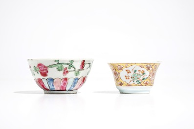 Deux assiettes, deux tasses et soucoupes et un vase en porcelaine de Chine famille rose, Yongzheng/Qianlong