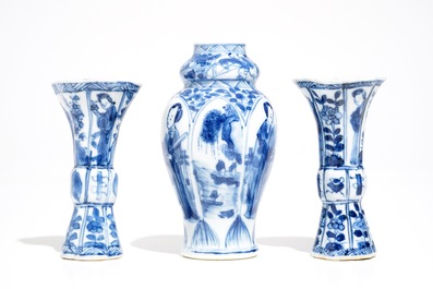 Trois petits vases en porcelaine de Chine bleu et blanc aux Longues Dames, Kangxi