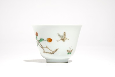 A Chinese famille verte cup with goji branches, Kangxi mark, 19/20th C.