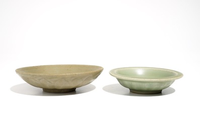 Twee Chinese Longquan celadon borden met lotusdecor buitenrand, Ming