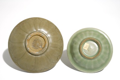 Twee Chinese Longquan celadon borden met lotusdecor buitenrand, Ming