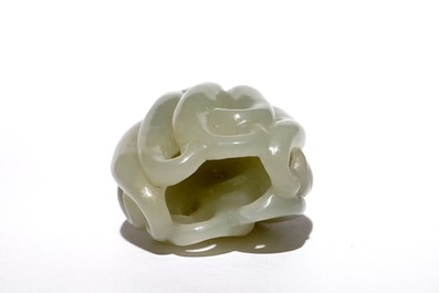 Een Chinees model van een Boeddha hand in lichte celadon jade, 19/20e eeuw