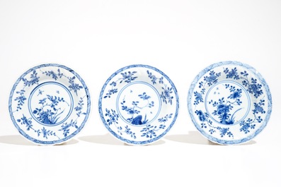 Trois tasses et soucoupes en porcelaine de Chine bleu et blanc et caf&eacute; au lait, Kangxi