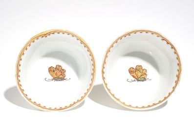 Une paire de tasses et soucoupes en porcelaine de Chine &agrave; d&eacute;cor dor&eacute;, Yongzheng/Qianlong