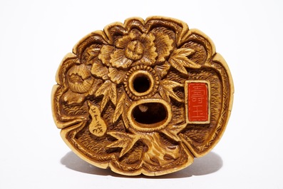 Een Japanse lakwerk inro met ivoren netsuke en agaat ojime, met een ivoren tempelleeuw netsuke, Meiji/Taisho