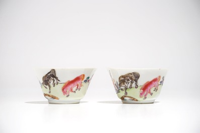 Une paire de tasses et soucoupes en porcelaine de Chine famille rose aux chevaux, Yongzheng/Qianlong