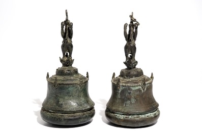 Une paire de cloches de temple en bronze, Inde ou N&eacute;pal, 19&egrave;me