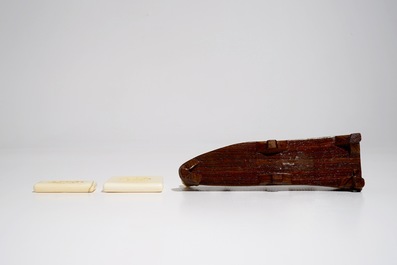 A Chinese ivory model of a reading boy and a Canton card holder, 19/20th C.