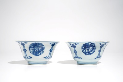 A pair of Chinese blue and white dragon bowls and a pair of Long Eliza plates, Kangxi