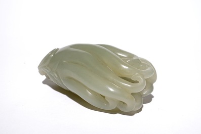 Een Chinees model van een Boeddha hand in lichte celadon jade, 19/20e eeuw