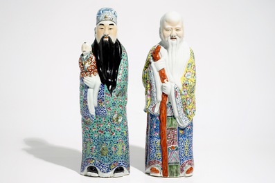 Une paire de figures d'immortels en porcelaine de Chine famille rose sur socles en bois, 19/20&egrave;me