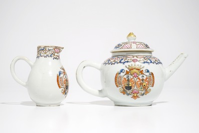 Une th&eacute;i&egrave;re et une verseuse armoiri&eacute;es en porcelaine de Chine famille rose, Qianlong