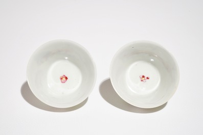 Une paire de tasses et soucoupes en porcelaine de Chine famille rose aux chevaux, Yongzheng/Qianlong