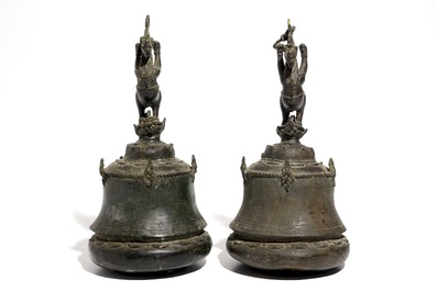 Een paar grote bronzen tempelbellen, Nepal of India, 19e eeuw