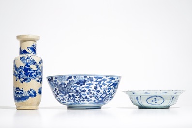 Two Chinese blue and white dragon bowls and a crackle-ground rouleau vase, Wanli and 19th C.