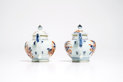 Een paar miniatuur Chinese Imari-stijl theepotten met deksels, Kangxi