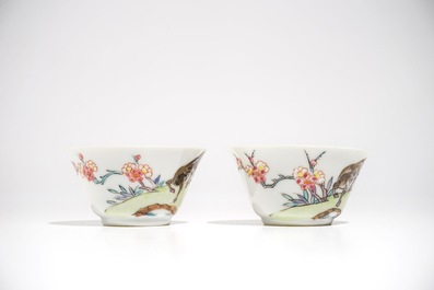 Une paire de tasses et soucoupes en porcelaine de Chine famille rose aux chevaux, Yongzheng/Qianlong