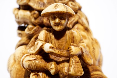 Een Japanse lakwerk inro met ivoren netsuke en agaat ojime, met een ivoren tempelleeuw netsuke, Meiji/Taisho